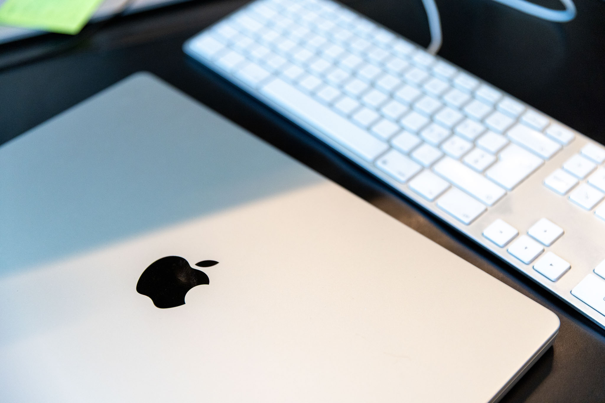 Laptop und Tastatur auf einem Büroarbeitsplatz. Symbolbild für Digitalisierung, moderne Arbeitsumgebungen, IT, Projektmanagement und digitale Kommunikation. Thema: Website & Apps.